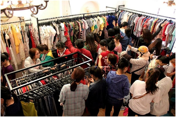 Lấy quần áo từ nhà xưởng Việt Nam